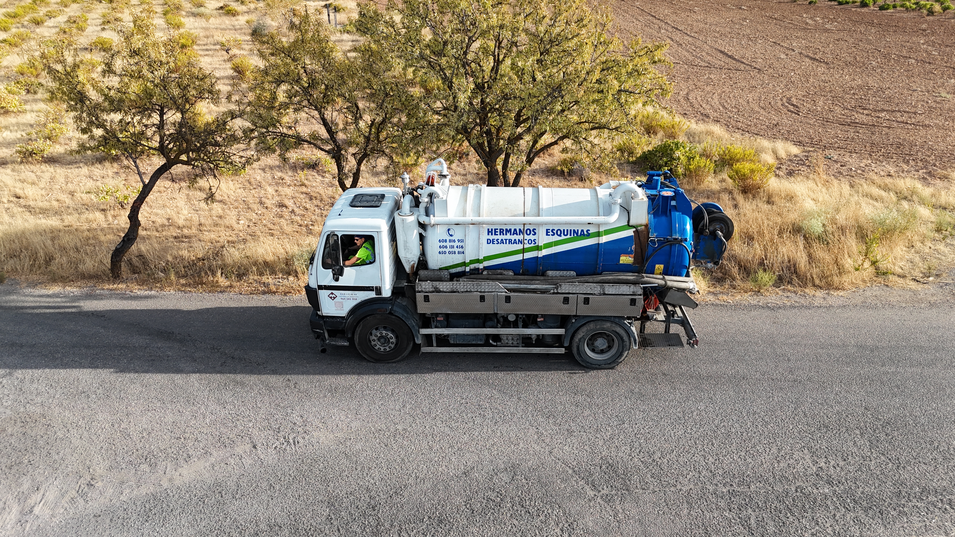 Equipo de DyL Hnos. operando camión mixto en entorno industrial