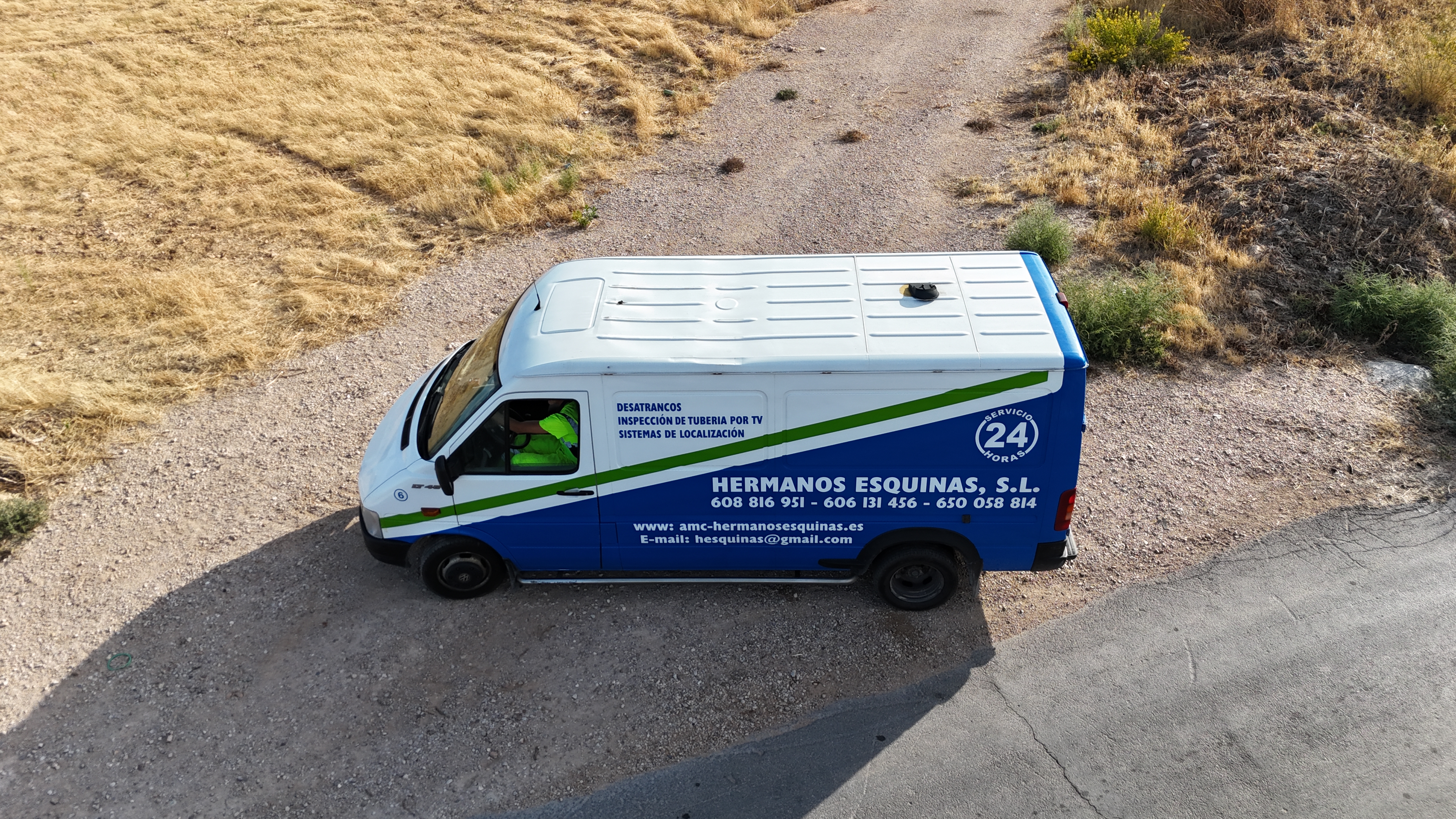 Camión impulsor de DyL Hnos. realizando limpieza de colectores