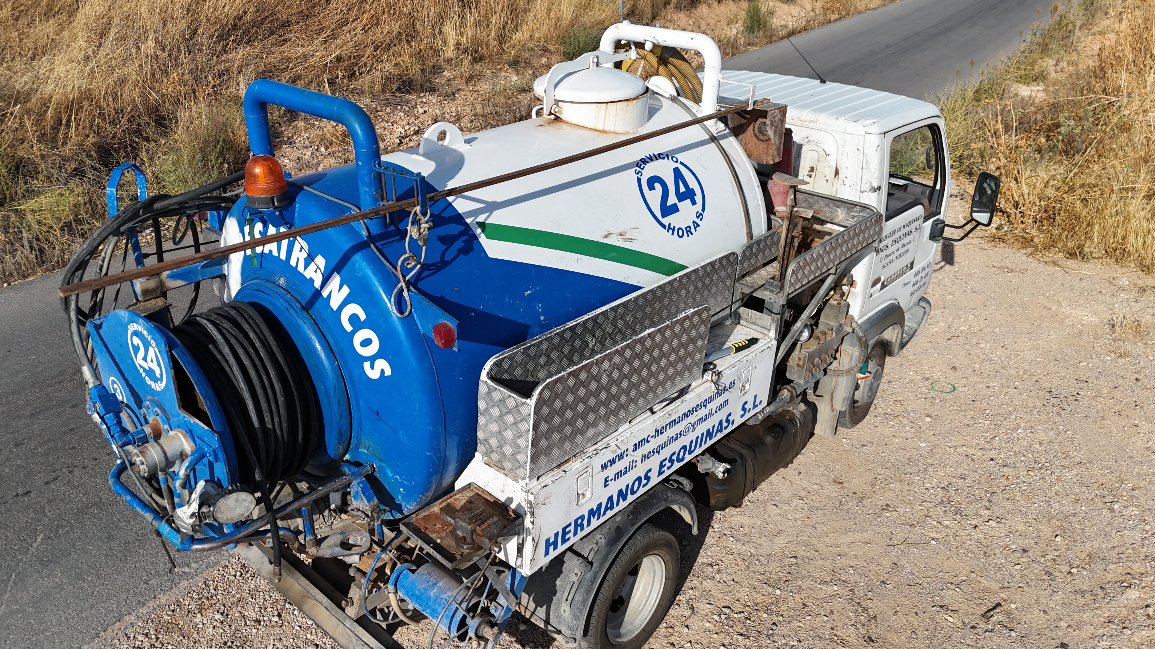 Operador manipulando la cámara de inspección desde la furgoneta